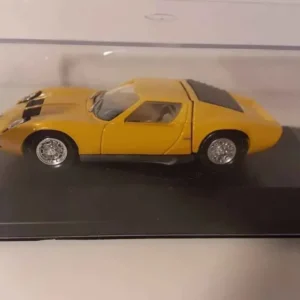 Lamborghini Miura jaune pour Voyage longue distance
