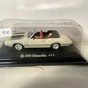 Oldsmobile 4-4-2 crème? de 1970 (voiture américaine)