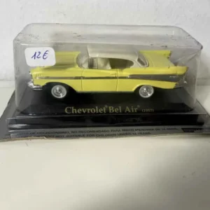 Pneu toutes saisons Chevrolet Bel Air jaune de 1957 (voiture américaine)