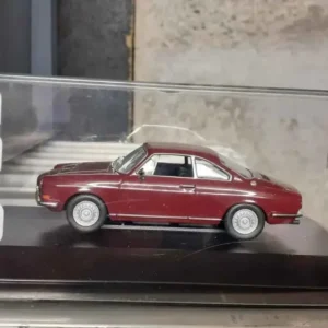 Simca 1200S coupé bordeaux de 1967 (voiture rajoutée sur socle + boite plexi) avec système antivol