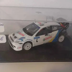 Ford Focus WRC blanche, bleue et noire numéro 4 (boite plexi)
