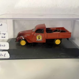 Peugeot 202 pick-up type UH marron (avec pneux dans la caisse arrière)