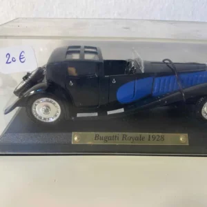 Bugatti Royale bleue et noire de 1928 (avec le nom sur plaque dorée fixée sur le socle)