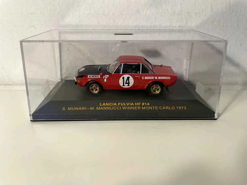Lancia Fulvia HF rouge et noire numéro 14 vainqueur du rallye de Monté-Carlo de 1972 (collection IXO)