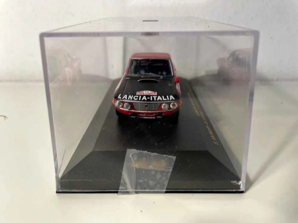 Lancia Fulvia HF rouge et noire numéro 14 vainqueur du rallye de Monté-Carlo de 1972 (collection IXO)