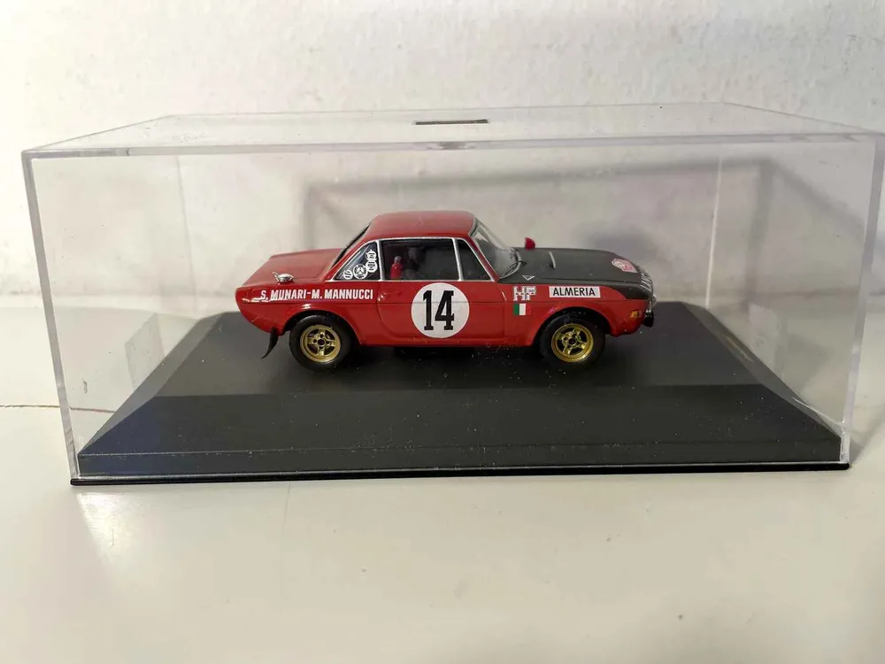 Lancia Fulvia HF rouge et noire numéro 14 vainqueur du rallye de Monté-Carlo de 1972 (collection IXO)