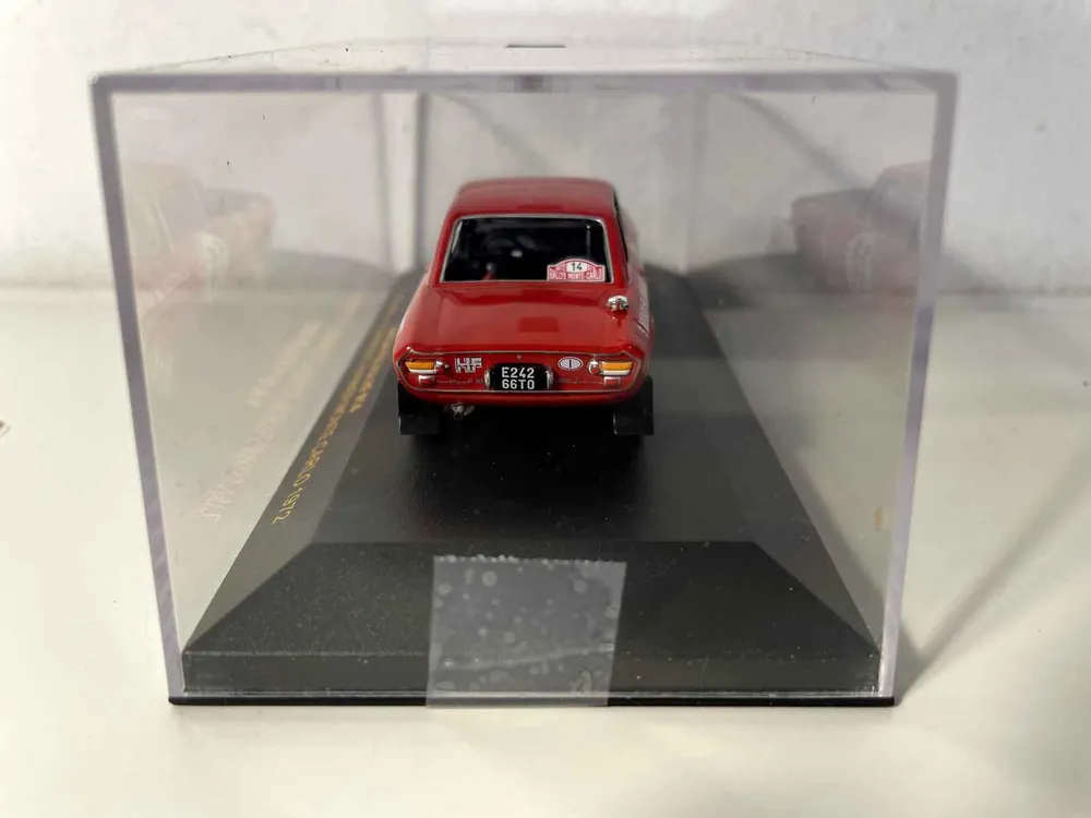 Lancia Fulvia HF rouge et noire numéro 14 vainqueur du rallye de Monté-Carlo de 1972 (collection IXO)