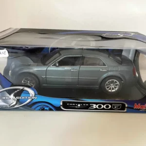 Chrysler 300 verte foncée (échelle 1/18ème) - Maisto avec notice de montage