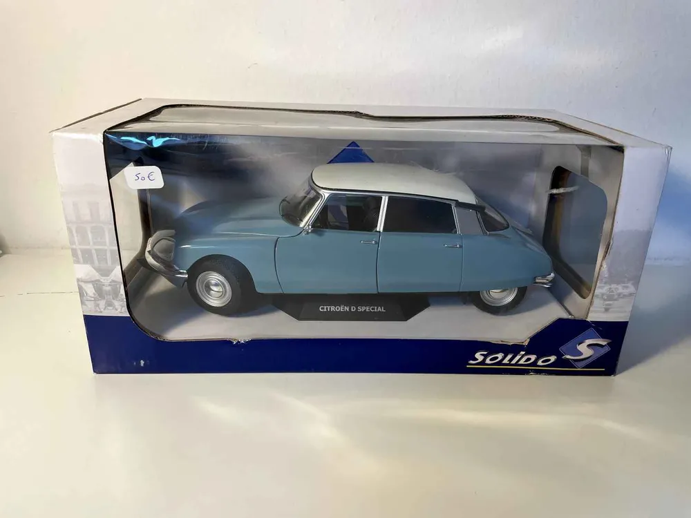 Citroën D particulier bleue et toit blanc (Echelle 1/18ème) - Solido