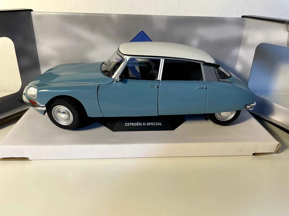 Citroën D particulier bleue et toit blanc (Echelle 1/18ème) - Solido