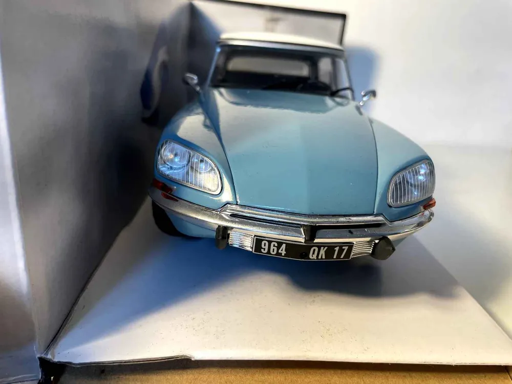 Citroën D particulier bleue et toit blanc (Echelle 1/18ème) - Solido