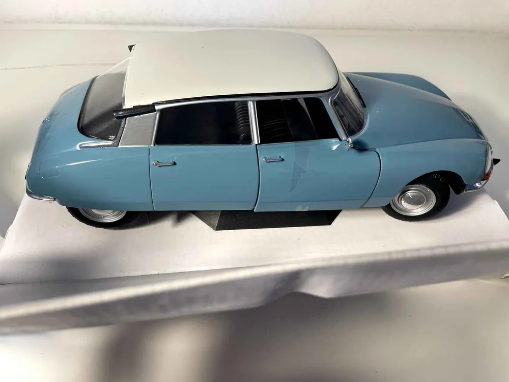 Citroën D particulier bleue et toit blanc (Echelle 1/18ème) - Solido