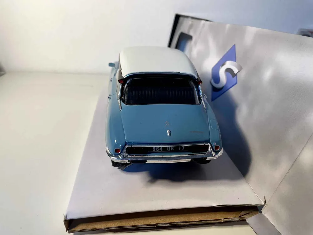 Citroën D particulier bleue et toit blanc (Echelle 1/18ème) - Solido