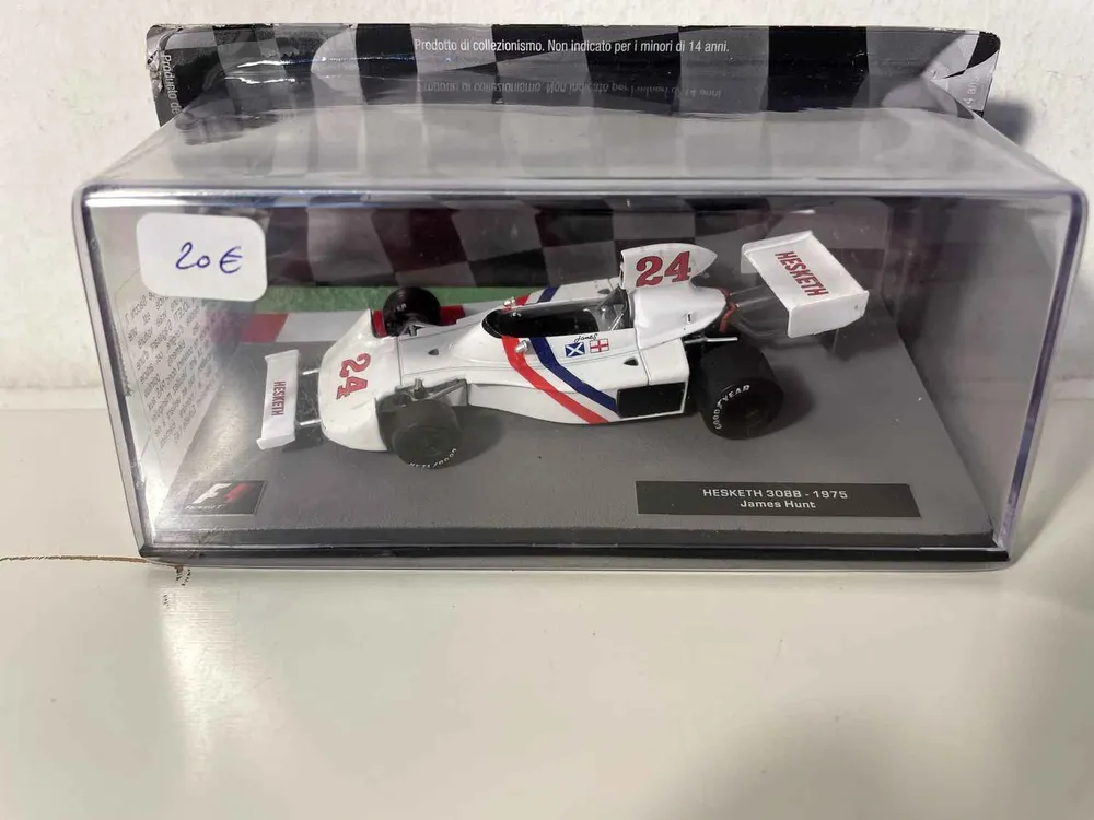 Hesketh 308B blanche numéro 24 de 1975 - Formule 1