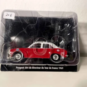 Peugeot 504 rouge et blanche du directeur du tour de France de 1969 avec joints neufs