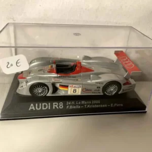 Racing Audi R8 rouge et grise numéro 8 (24 heures du Mans de 2000)