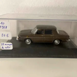 Renault 10 marron de 1968 (voiture rajoutée sur socle) avec meilleure adhérence