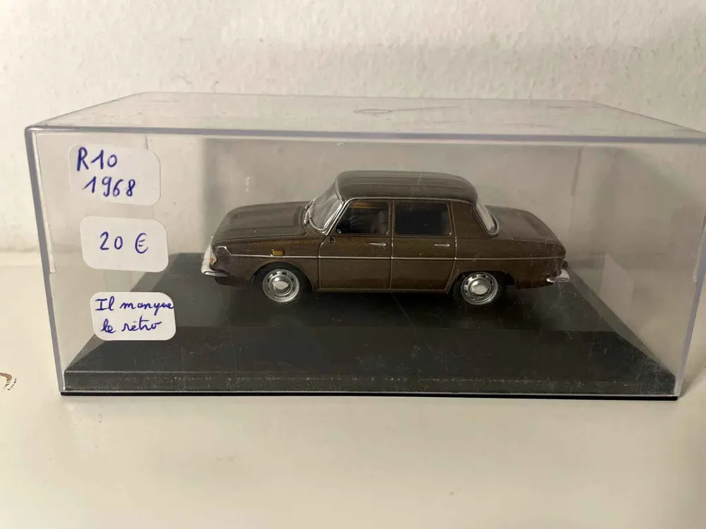Renault 10 marron de 1968 (voiture rajoutée sur socle) avec meilleure adhérence