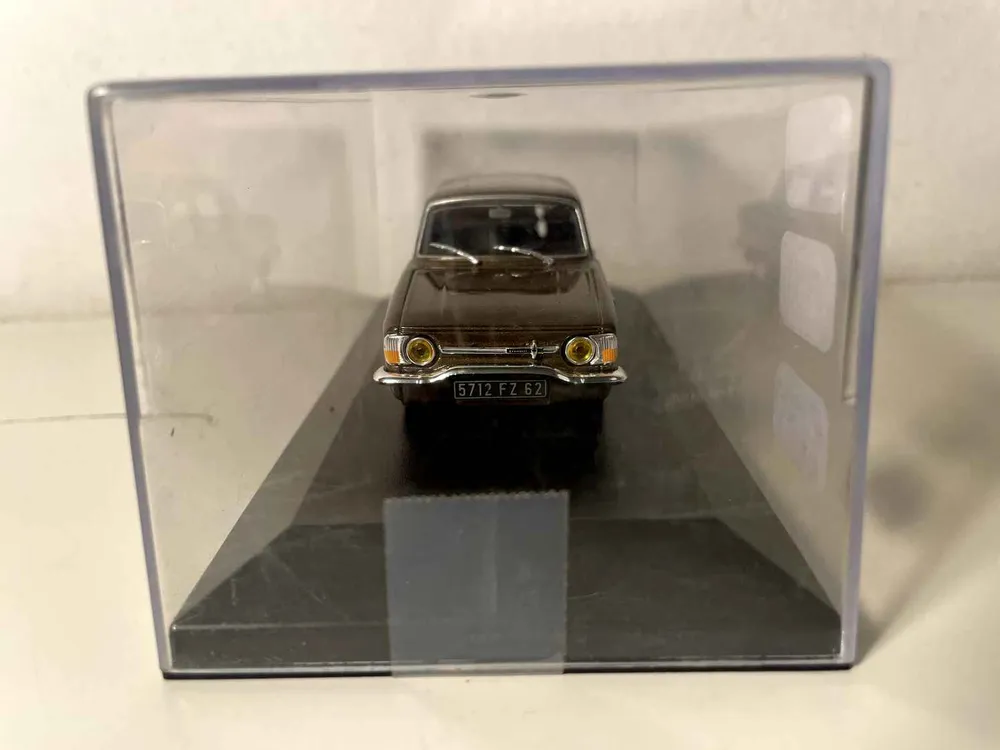 Renault 10 marron de 1968 (voiture rajoutée sur socle) avec meilleure adhérence