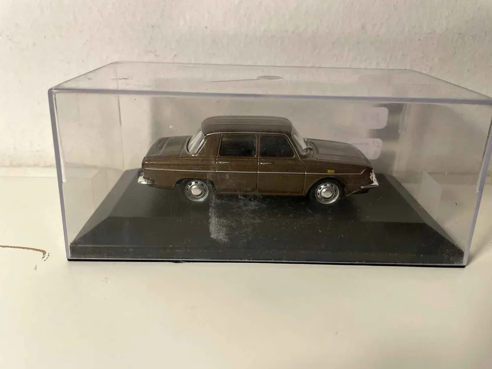Renault 10 marron de 1968 (voiture rajoutée sur socle) avec meilleure adhérence