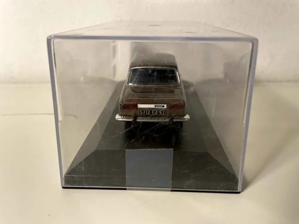 Renault 10 marron de 1968 (voiture rajoutée sur socle) avec meilleure adhérence