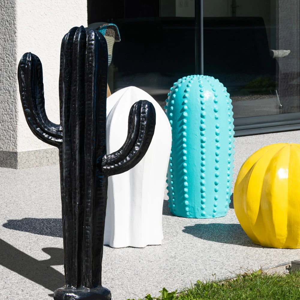 Sculpture contemporaine cactus noir 100 cm pour usage intensif