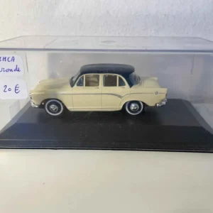 Simca Aronde sable et toit bleu foncé (voiture rajoutée sur socle)