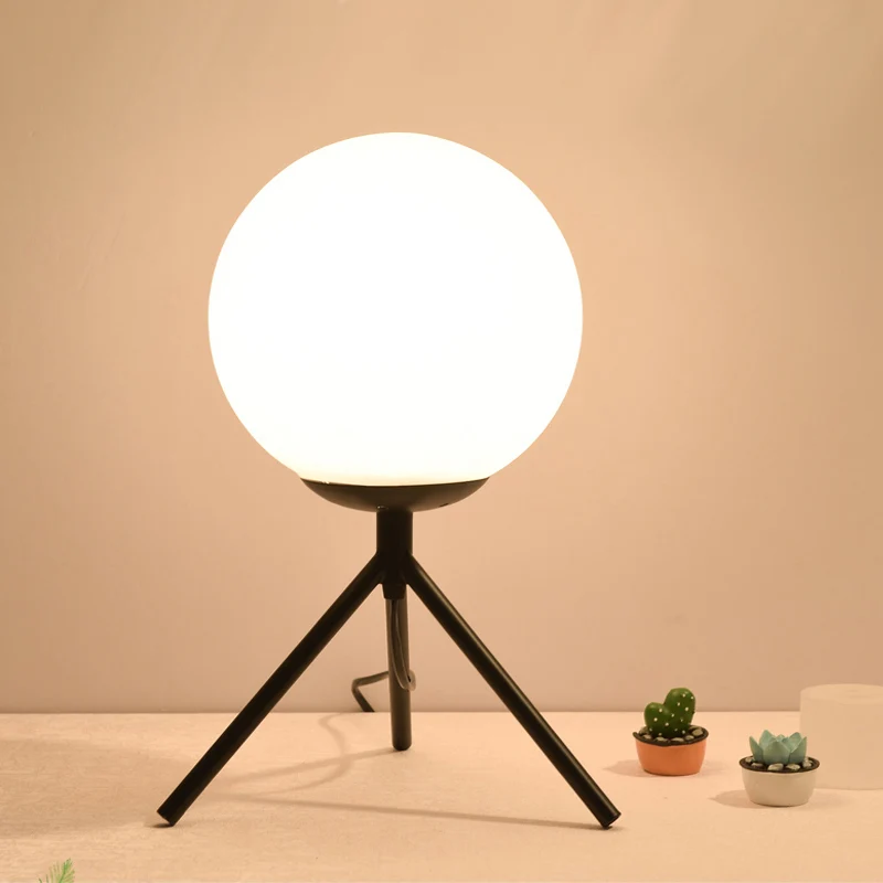 Lampe de bureau sphère en verre opale lampe de table de nuit actuel à 1 ampoule en or/noir avec trépied en métal