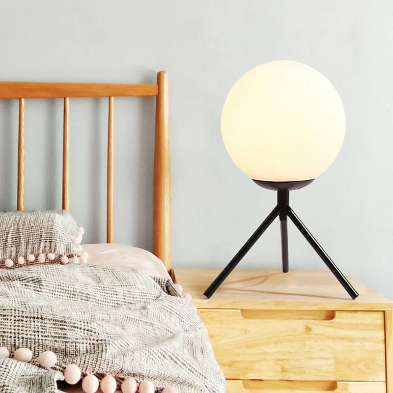 Lampe de bureau sphère en verre opale lampe de table de nuit actuel à 1 ampoule en or/noir avec trépied en métal