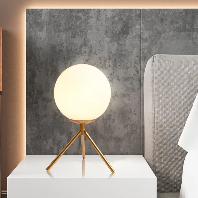 Lampe de bureau sphère en verre opale lampe de table de nuit actuel à 1 ampoule en or/noir avec trépied en métal