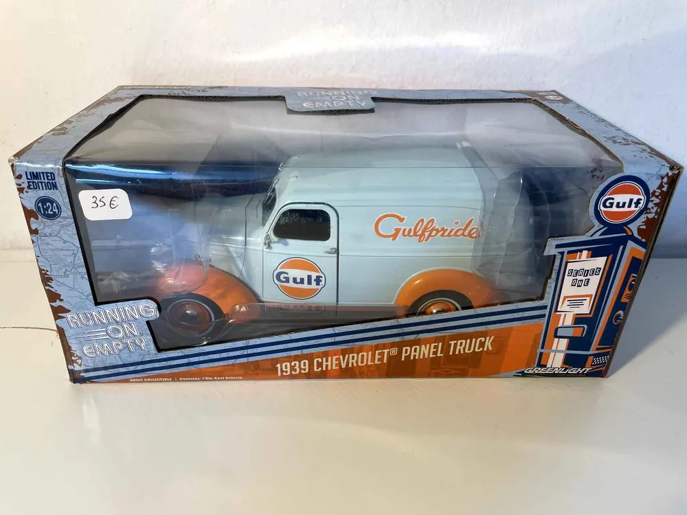 Chevrolet Panel Truck bleue et orange de 1939 GULF (Echelle 1/24ème) par Akrapovič