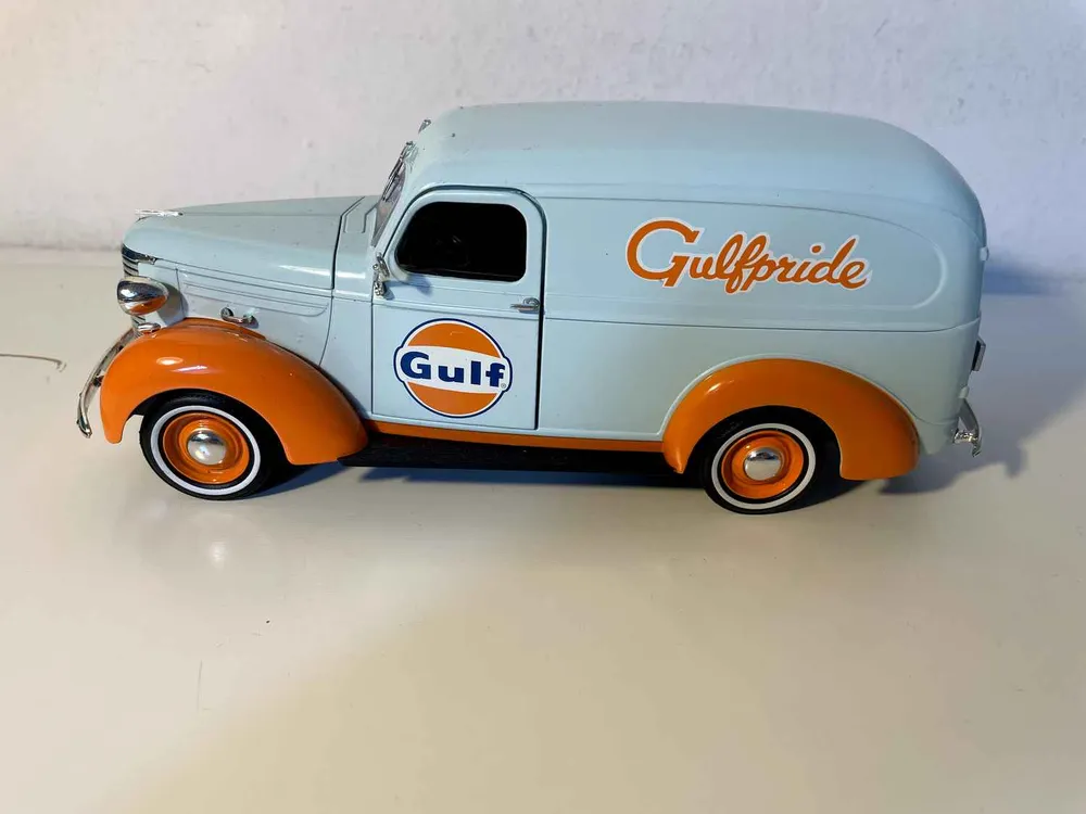 Chevrolet Panel Truck bleue et orange de 1939 GULF (Echelle 1/24ème) par Akrapovič