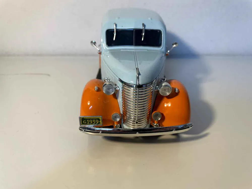 Chevrolet Panel Truck bleue et orange de 1939 GULF (Echelle 1/24ème) par Akrapovič