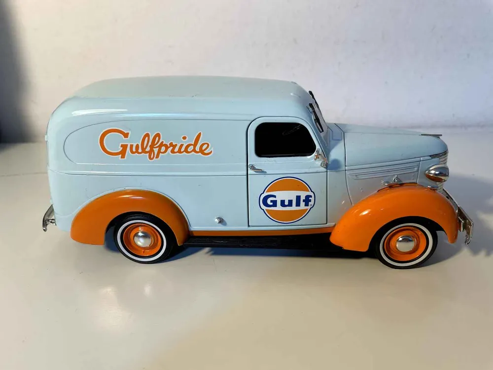 Chevrolet Panel Truck bleue et orange de 1939 GULF (Echelle 1/24ème) par Akrapovič