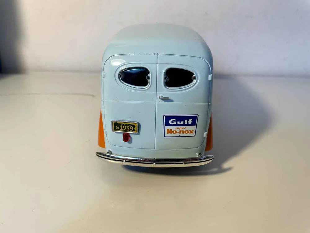 Chevrolet Panel Truck bleue et orange de 1939 GULF (Echelle 1/24ème) par Akrapovič