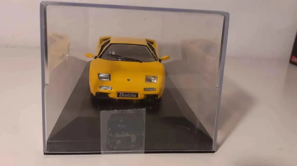 Lamborghini Diablo jaune (avec ancien recollé)