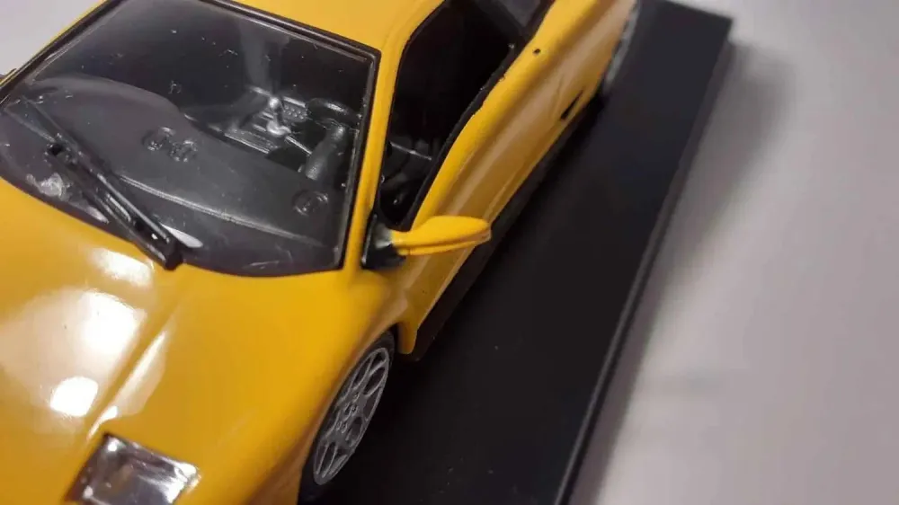 Lamborghini Diablo jaune (avec ancien recollé)