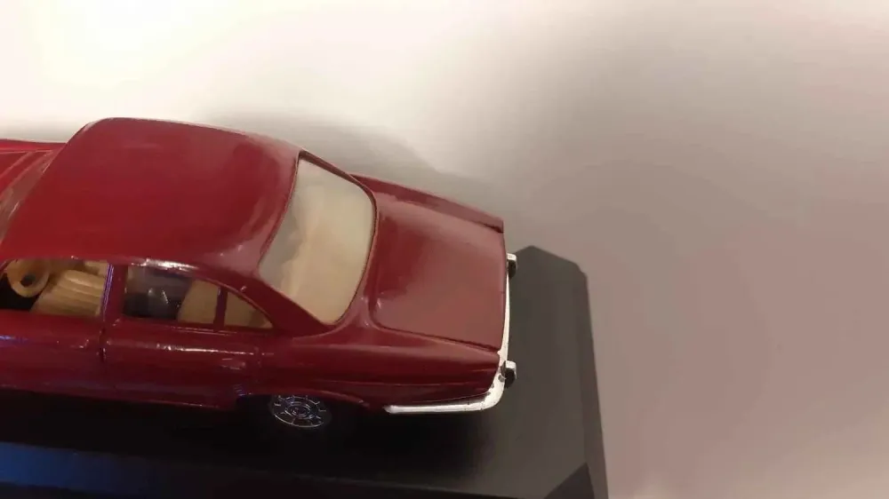 Jaguar XJ12 bordeaux de 1978 (Solido référence 1806)