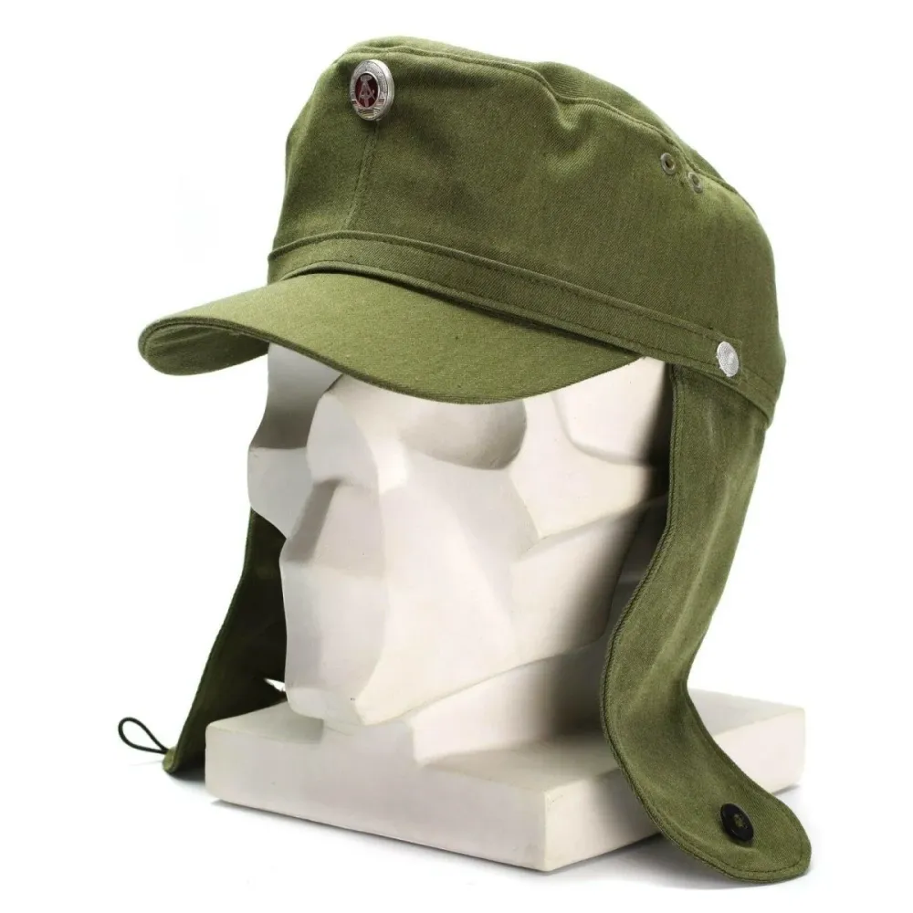 Casquette à oreillettes originale de l'armée NVA est-allemande de style M-43 avec badge en métal