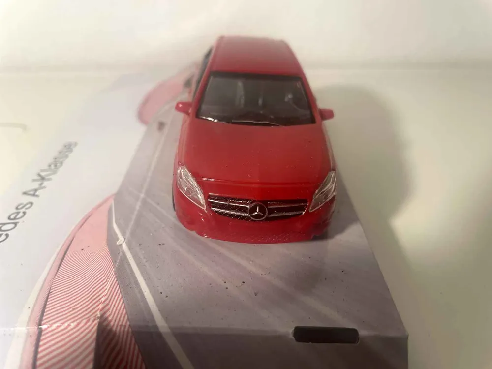 Mercedes -Klasse rouge - Mondo Motors en noir mat