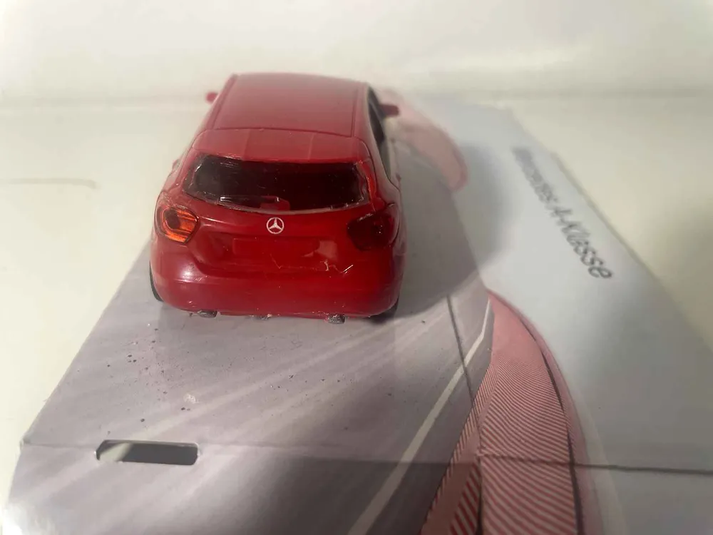 Mercedes -Klasse rouge - Mondo Motors en noir mat