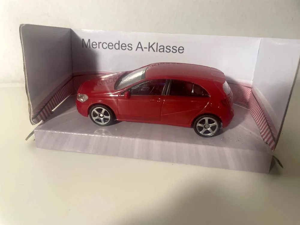 Mercedes -Klasse rouge - Mondo Motors en noir mat