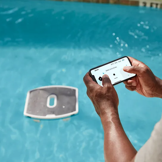 Robot de surface Skimmi de Maytronics pour piscines avec garantie 1