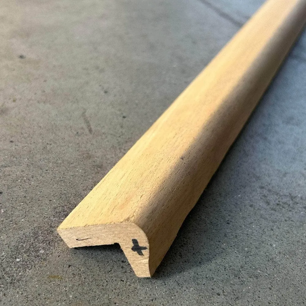 Nez de marche Eucalyptus 45x28x10 mm - L=1 m Marchepied rétractable