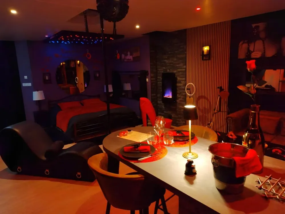 Love-Room, Gîte 4 étoiles, 50 Nuances Romantiques Compatible avec accessoires Givi