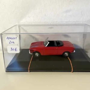 Peugeot 204 cabriolet rouge (boite plexi) par Yamaha
