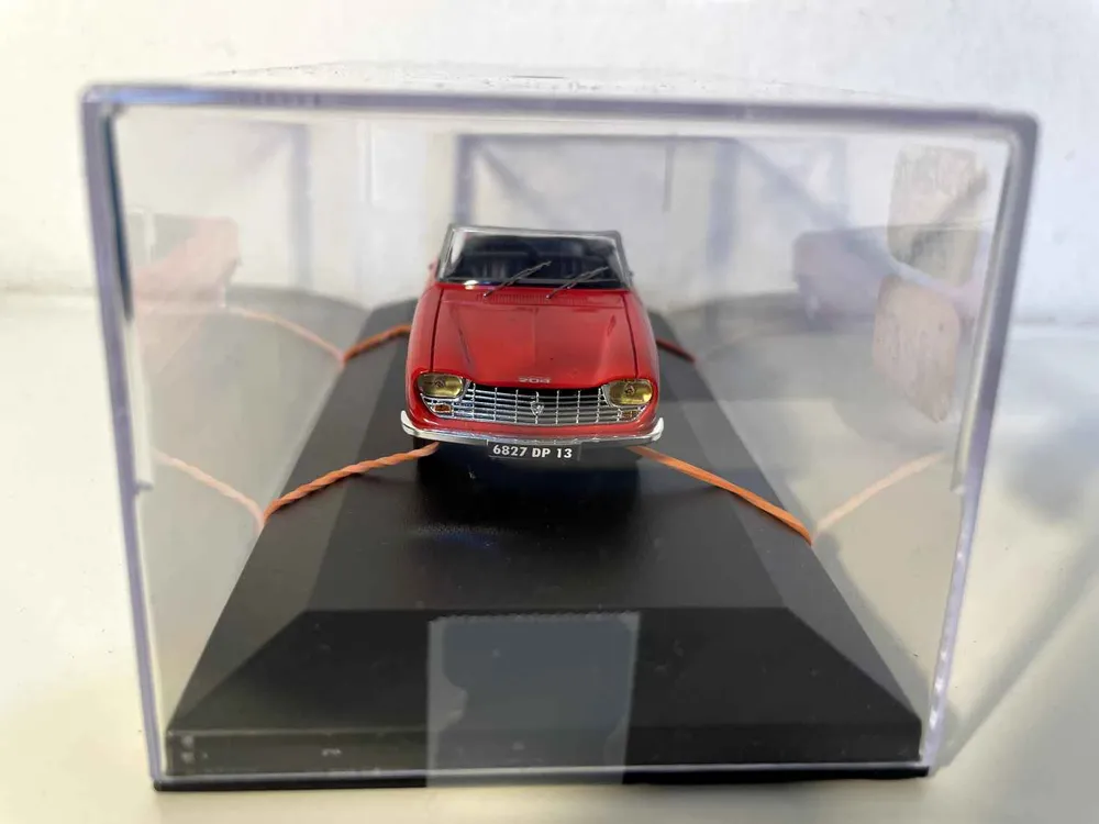 Peugeot 204 cabriolet rouge (boite plexi) par Yamaha