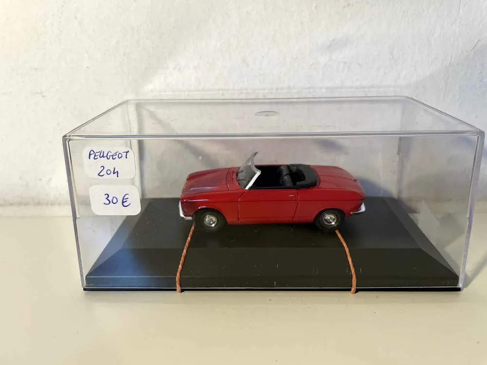 Peugeot 204 cabriolet rouge (boite plexi) par Yamaha