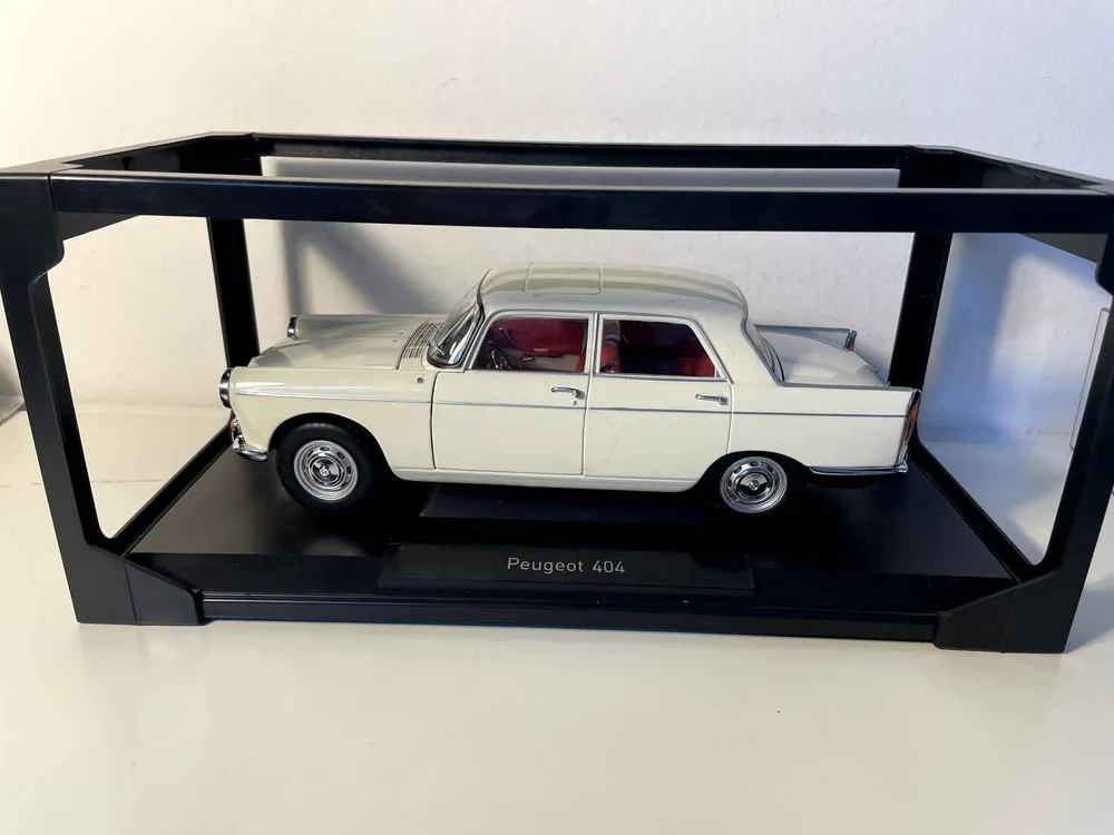 Peugeot 404 blanc cassé (Échelle 1/18ème) - Norev Compatible avec accessoires Givi