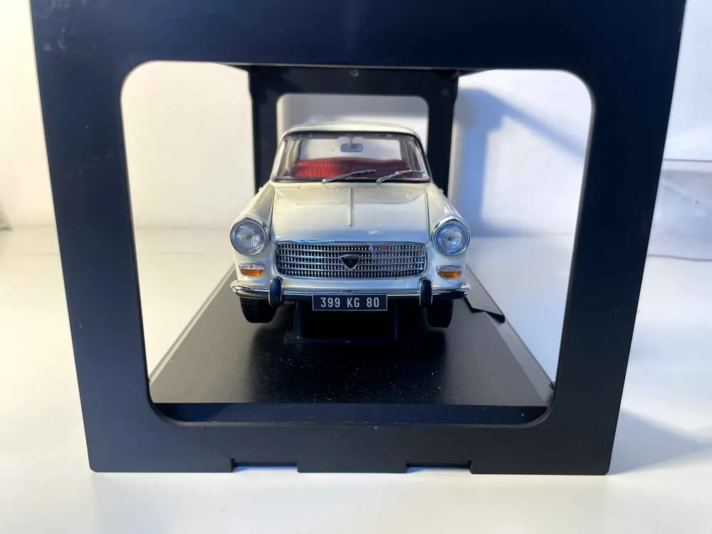 Peugeot 404 blanc cassé (Échelle 1/18ème) - Norev Compatible avec accessoires Givi